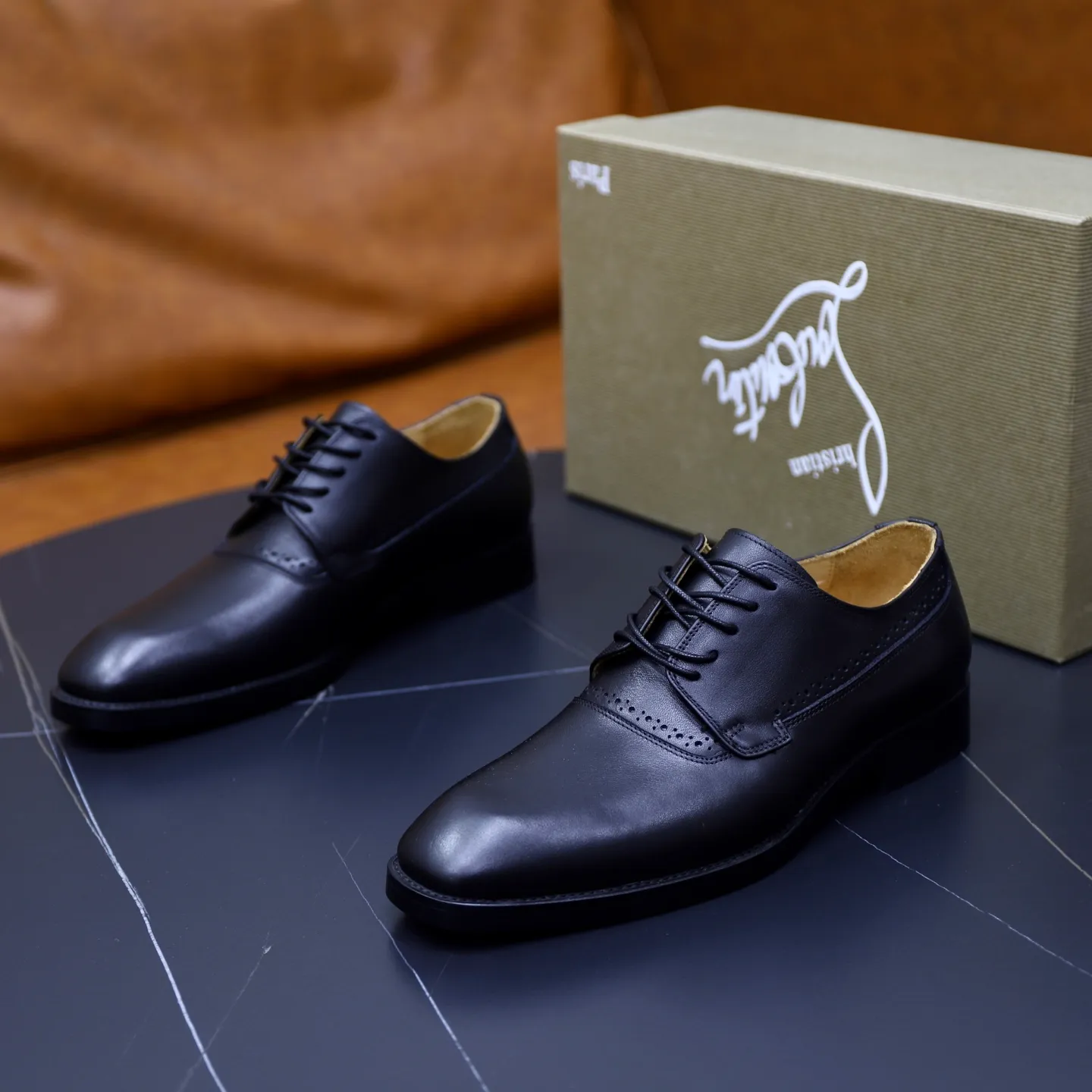 Ex-factory price: 620💰Christia*.Loubouti*🆑High-end men’s business formal leather shoes | Classic red sole shoes | Original imported first-layer cowhide | Water-dyed cowhide lining | Italian imported red rubber outsole | High-end luxury | Perfect interpretation of fashion, sunshine, style, suitable for various occasions Size: 39-44 (38.45 custom-made)